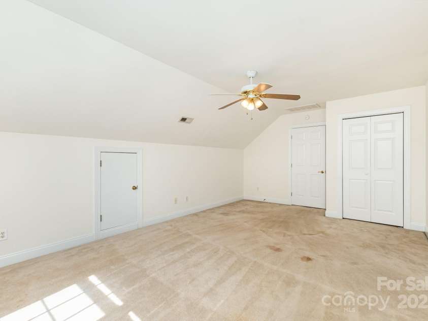 10429 Madison Park Drive, Charlotte, NC 28269.  MLS# CAR4241985, YatesRealty ID 11473. Bonus Room