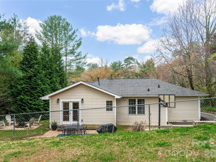 20 Pinehurst Road, Asheville, NC 28805.  MLS# CAR4365209, YatesRealty ID 11473. Backyard