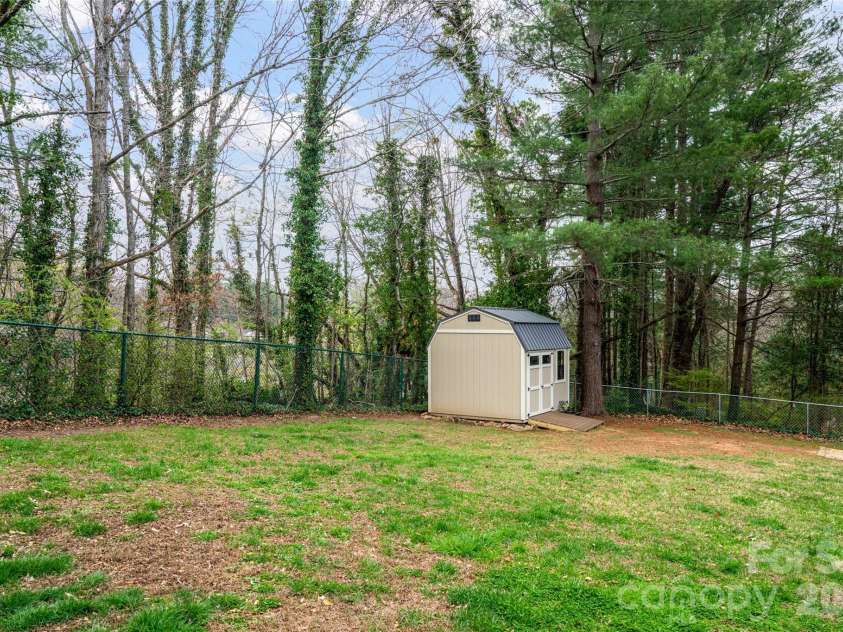 20 Pinehurst Road, Asheville, NC 28805.  MLS# CAR4365209, YatesRealty ID 11473. Backyard