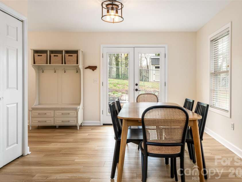 20 Pinehurst Road, Asheville, NC 28805.  MLS# CAR4365209, YatesRealty ID 11473. Dining area