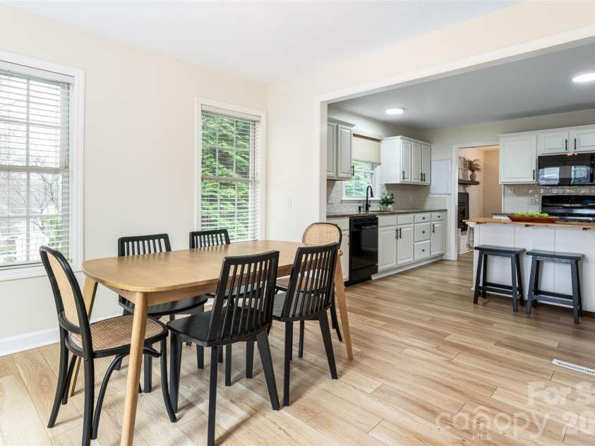 20 Pinehurst Road, Asheville, NC 28805.  MLS# CAR4365209, YatesRealty ID 11473. Dining/kitchen