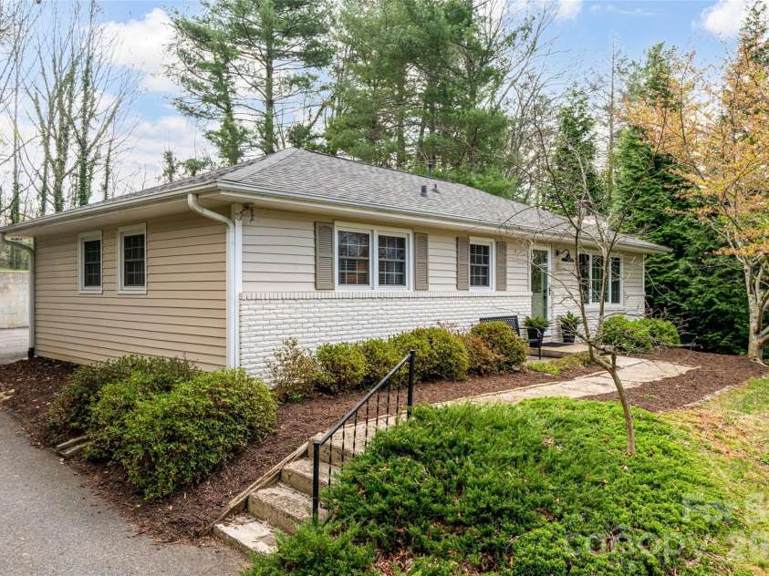 20 Pinehurst Road, Asheville, NC 28805.  MLS# CAR4365209, YatesRealty ID 11473. Front exterior