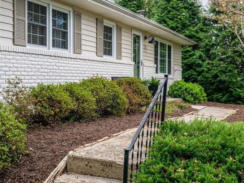 20 Pinehurst Road, Asheville, NC 28805.  MLS# CAR4365209, YatesRealty ID 11473. Front steps
