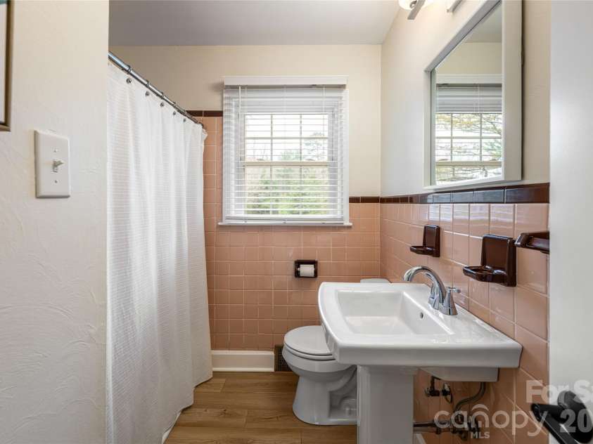 20 Pinehurst Road, Asheville, NC 28805.  MLS# CAR4365209, YatesRealty ID 11473. Guest full bathroom