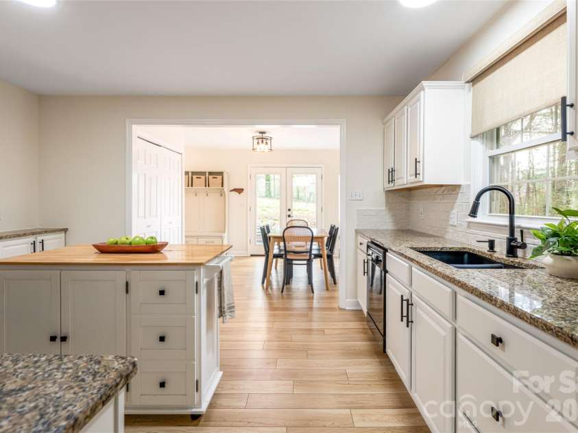 20 Pinehurst Road, Asheville, NC 28805.  MLS# CAR4365209, YatesRealty ID 11473. Kitchen