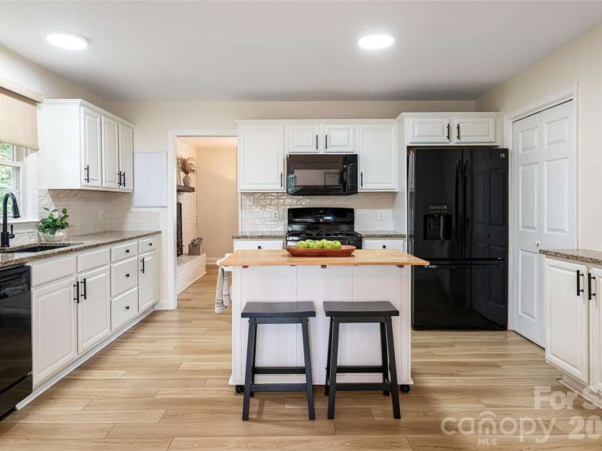 20 Pinehurst Road, Asheville, NC 28805.  MLS# CAR4365209, YatesRealty ID 11473. Kitchen
