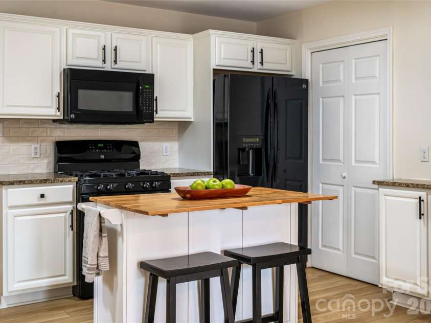 20 Pinehurst Road, Asheville, NC 28805.  MLS# CAR4365209, YatesRealty ID 11473. Kitchen