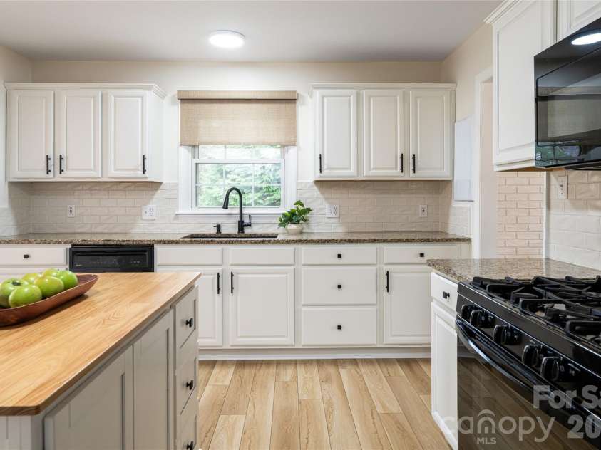 20 Pinehurst Road, Asheville, NC 28805.  MLS# CAR4365209, YatesRealty ID 11473. Kitchen