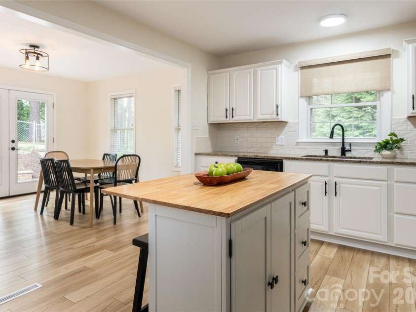 20 Pinehurst Road, Asheville, NC 28805.  MLS# CAR4365209, YatesRealty ID 11473. Kitchen/Dining