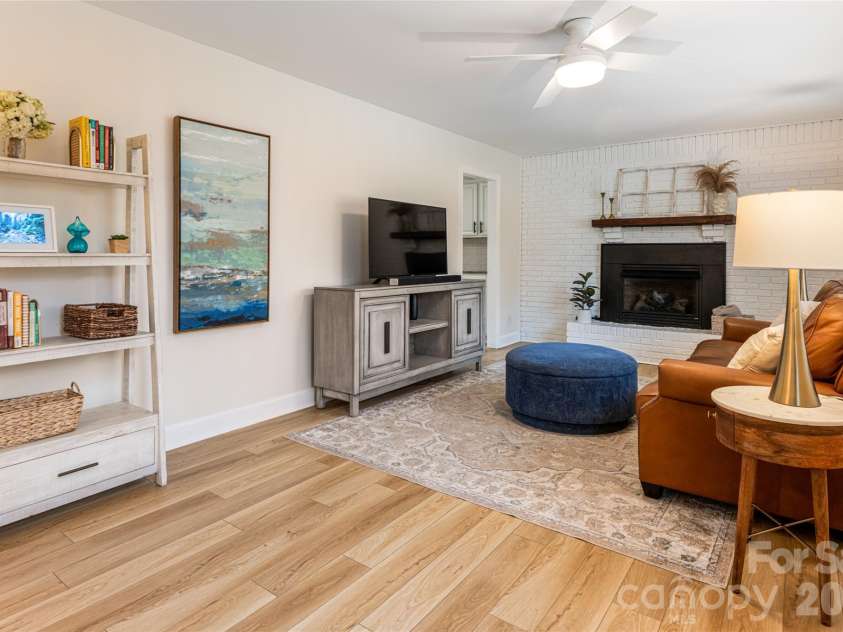20 Pinehurst Road, Asheville, NC 28805.  MLS# CAR4365209, YatesRealty ID 11473. Living room