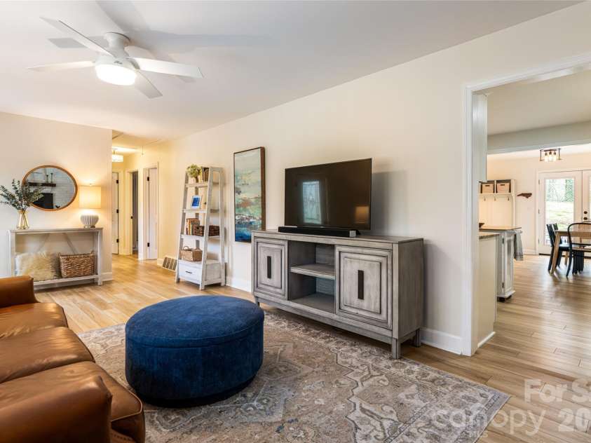 20 Pinehurst Road, Asheville, NC 28805.  MLS# CAR4365209, YatesRealty ID 11473. Living room