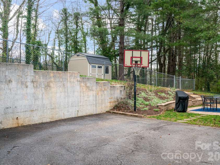 20 Pinehurst Road, Asheville, NC 28805.  MLS# CAR4365209, YatesRealty ID 11473. Parking