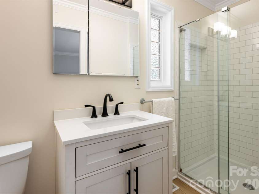 20 Pinehurst Road, Asheville, NC 28805.  MLS# CAR4365209, YatesRealty ID 11473. Primary ensuite