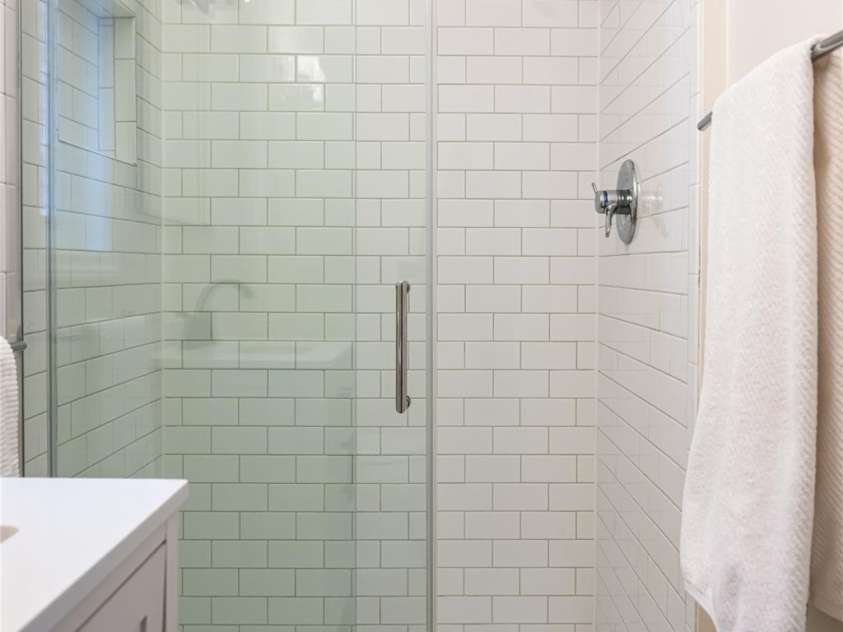 20 Pinehurst Road, Asheville, NC 28805.  MLS# CAR4365209, YatesRealty ID 11473. Primary ensuite