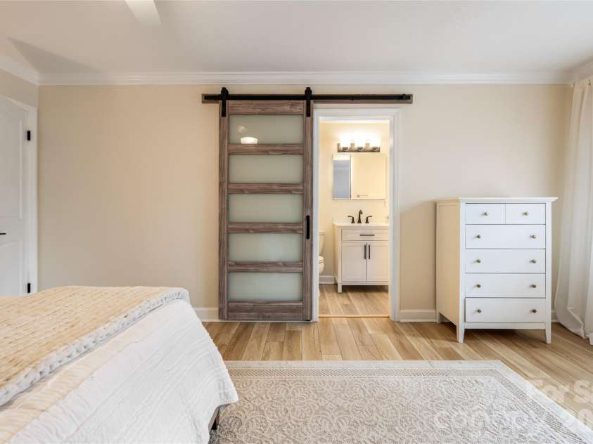 20 Pinehurst Road, Asheville, NC 28805.  MLS# CAR4365209, YatesRealty ID 11473. Primary suite