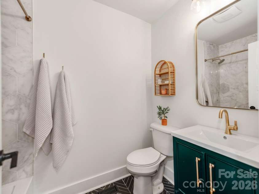 1817 Rush Wind Drive, Charlotte, NC 28206.  MLS# CAR4354080, YatesRealty ID 11474. Full bathroom