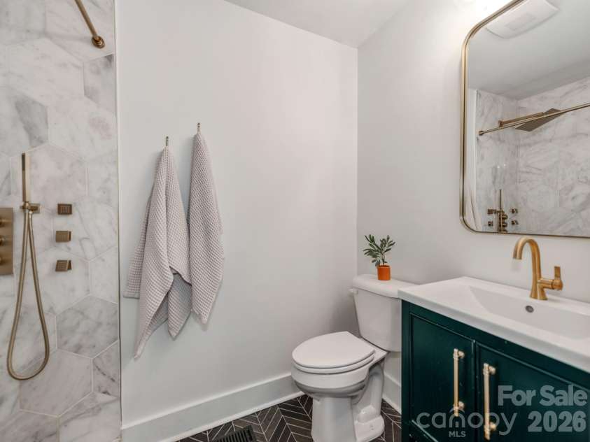 1817 Rush Wind Drive, Charlotte, NC 28206.  MLS# CAR4354080, YatesRealty ID 11474. Primary ensuite