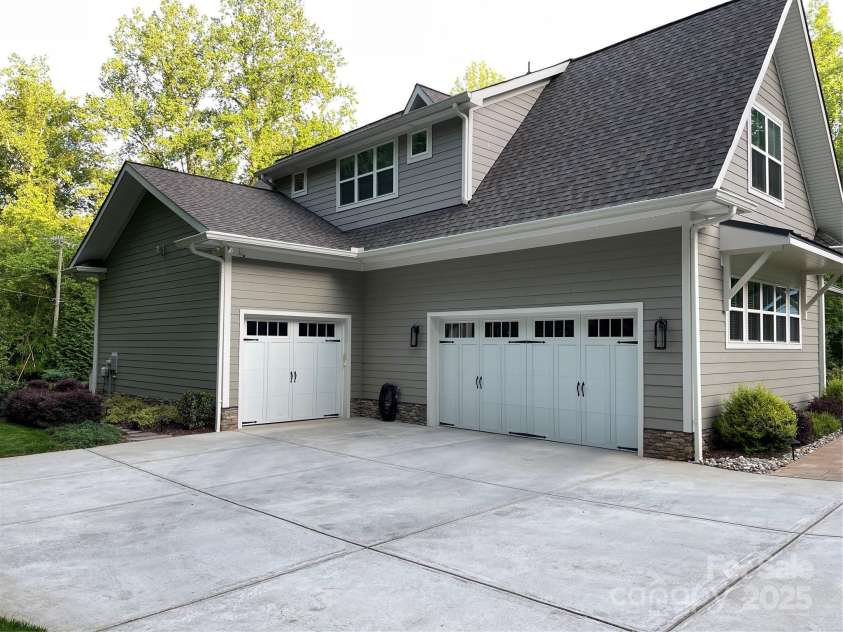 3201 Johnny Cake Lane, Charlotte, NC 28226.  MLS# CAR4255321, YatesRealty ID 11475. 