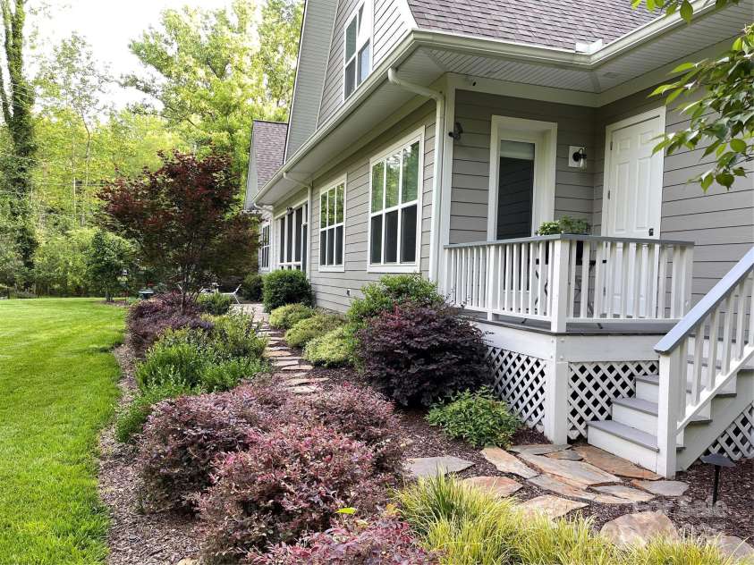 3201 Johnny Cake Lane, Charlotte, NC 28226.  MLS# CAR4255321, YatesRealty ID 11475. 