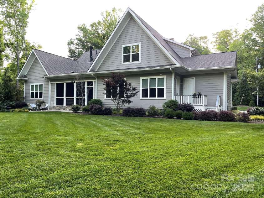 3201 Johnny Cake Lane, Charlotte, NC 28226.  MLS# CAR4255321, YatesRealty ID 11475. 