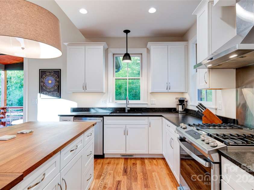 12 Waverly Road, Asheville, NC 28803.  MLS# CAR4256160, YatesRealty ID 11477. Ample room for cooking with friends