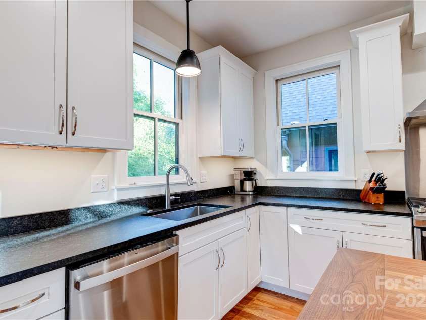 12 Waverly Road, Asheville, NC 28803.  MLS# CAR4256160, YatesRealty ID 11477. Granite counters