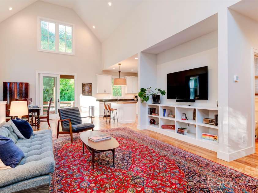 12 Waverly Road, Asheville, NC 28803.  MLS# CAR4256160, YatesRealty ID 11477. Large great room with vaulted ceiling