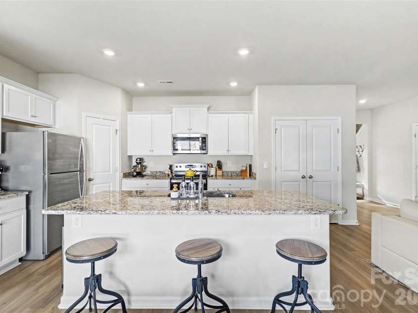 2215 Transatlantic Avenue, Charlotte, NC 28215.  MLS# CAR4349079, YatesRealty ID 11478. 