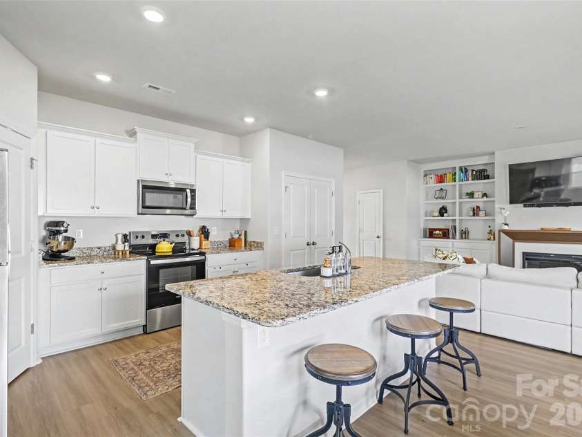 2215 Transatlantic Avenue, Charlotte, NC 28215.  MLS# CAR4349079, YatesRealty ID 11478. 