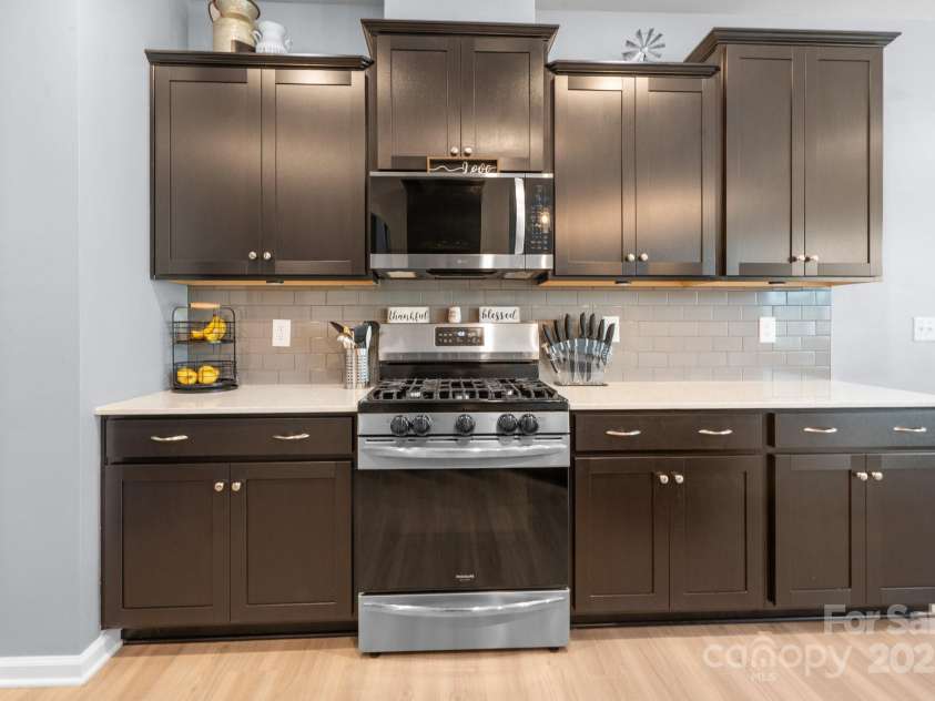 121 Little Kennerly Drive, Mooresville, NC 28115.  MLS# CAR4241437, YatesRealty ID 11479. Gas stove