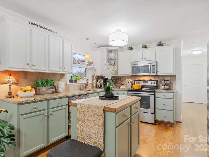 663 14th Avenue, Hickory, NC 28601.  MLS# CAR4206584, YatesRealty ID 1148. 