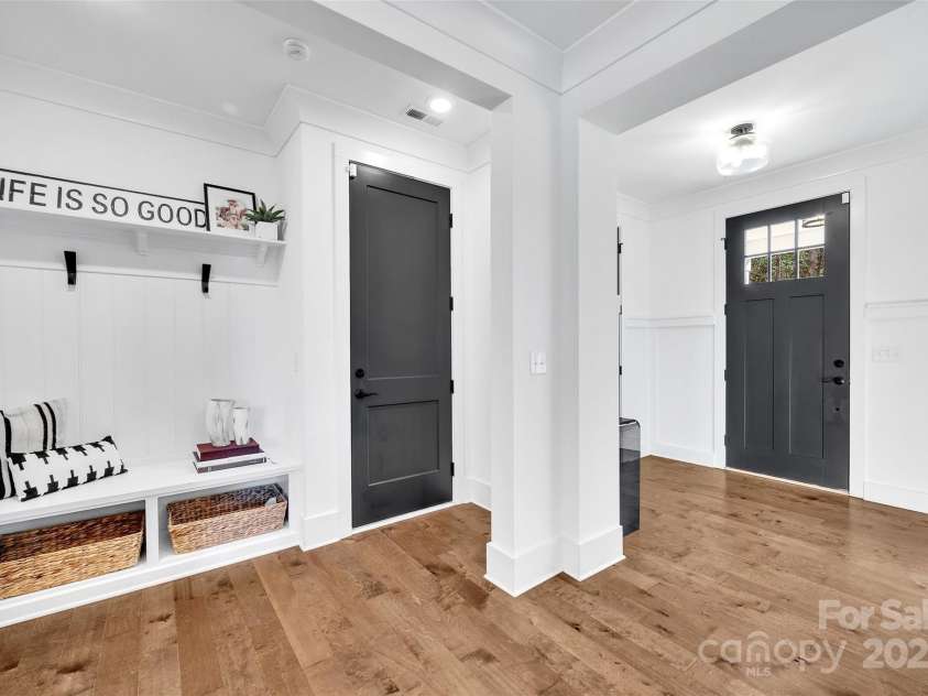 8136 Energy Lane, Catawba, NC 28609.  MLS# CAR4250901, YatesRealty ID 11480. Entry foyer