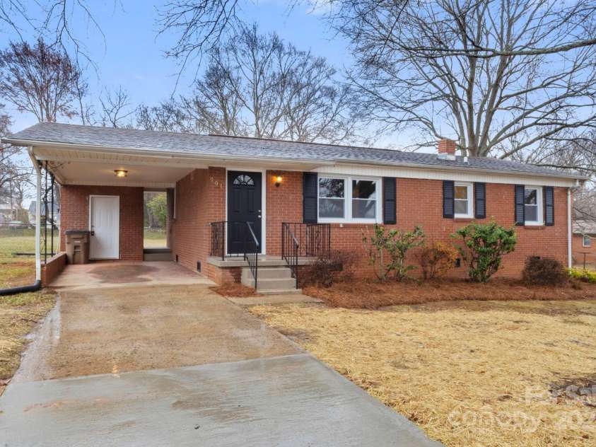 901 Wyke Road, Shelby, NC 28150.  MLS# CAR4219638, YatesRealty ID 11482. 