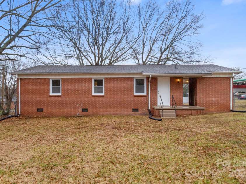 901 Wyke Road, Shelby, NC 28150.  MLS# CAR4219638, YatesRealty ID 11482. 