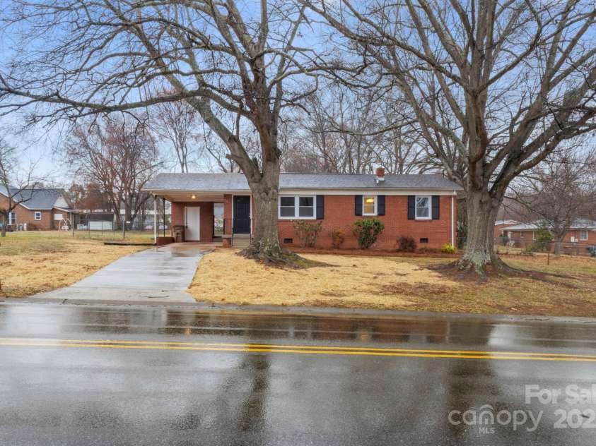 901 Wyke Road, Shelby, NC 28150.  MLS# CAR4219638, YatesRealty ID 11482. 