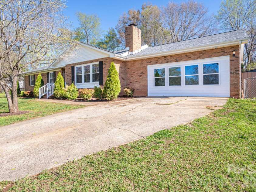 4804 Cedar Court, Gastonia, NC 28056.  MLS# CAR4356344, YatesRealty ID 11483. 