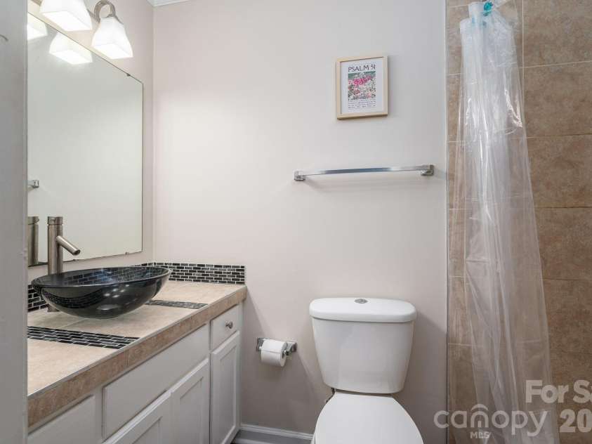 4804 Cedar Court, Gastonia, NC 28056.  MLS# CAR4356344, YatesRealty ID 11483. Bathroom #1.