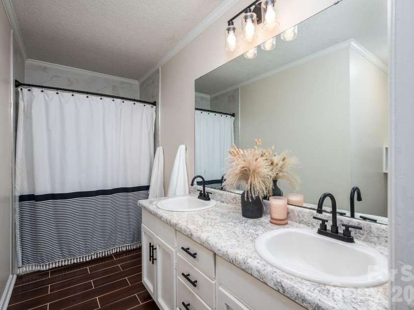 4804 Cedar Court, Gastonia, NC 28056.  MLS# CAR4356344, YatesRealty ID 11483. Bathroom #2.