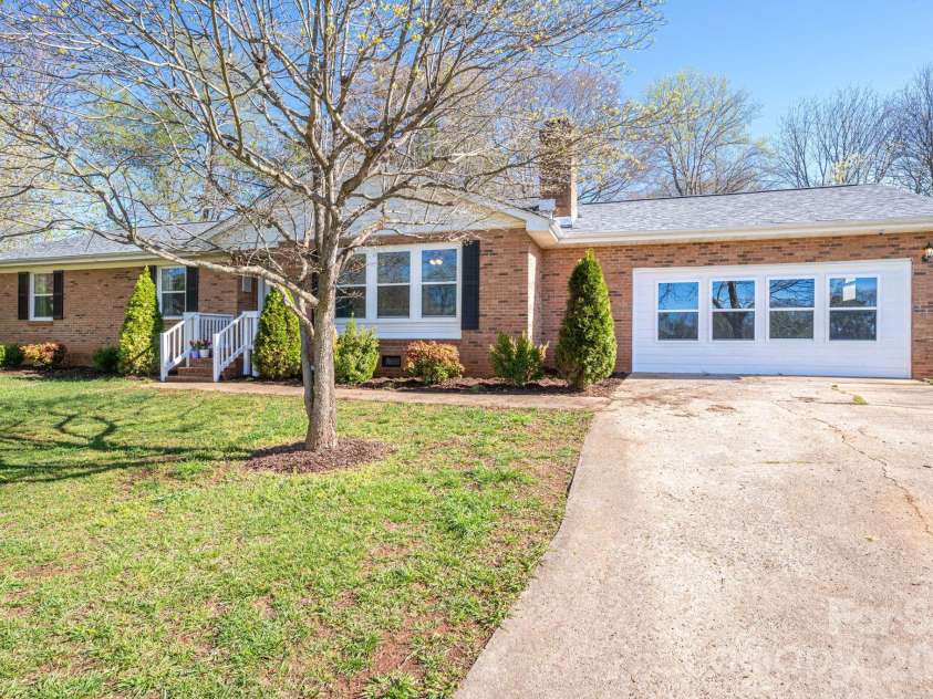 4804 Cedar Court, Gastonia, NC 28056.  MLS# CAR4356344, YatesRealty ID 11483. Welcome Home!