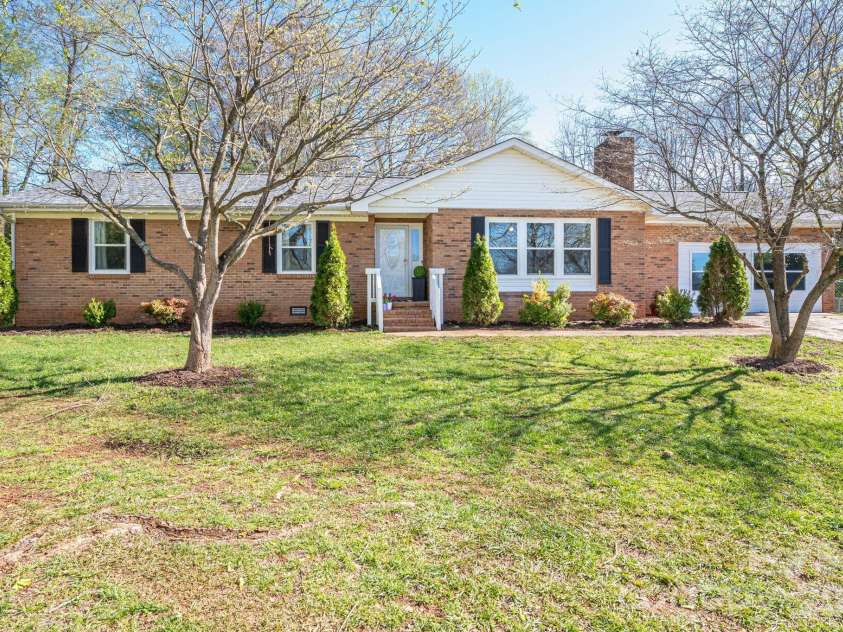 4804 Cedar Court, Gastonia, NC 28056.  MLS# CAR4356344, YatesRealty ID 11483. Welcome Home! 