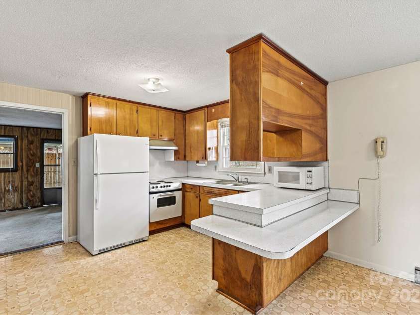 1665 26th Street, Hickory, NC 28601.  MLS# CAR4217513, YatesRealty ID 11485. 