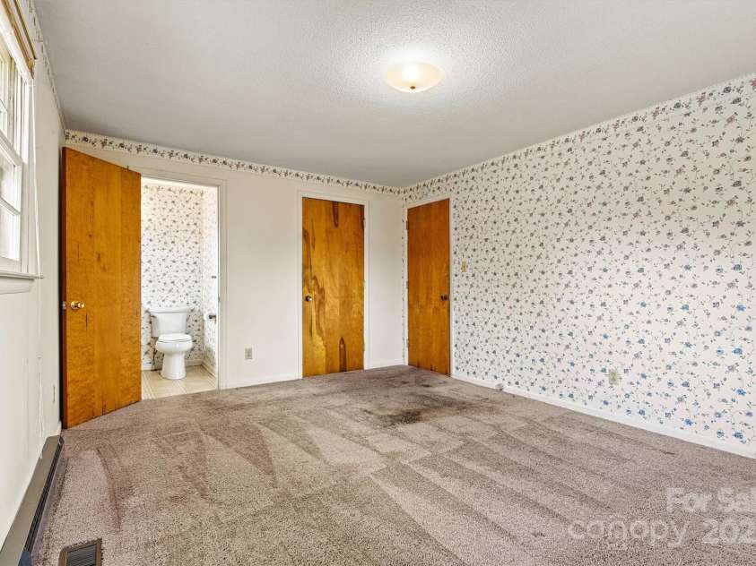 1665 26th Street, Hickory, NC 28601.  MLS# CAR4217513, YatesRealty ID 11485. 