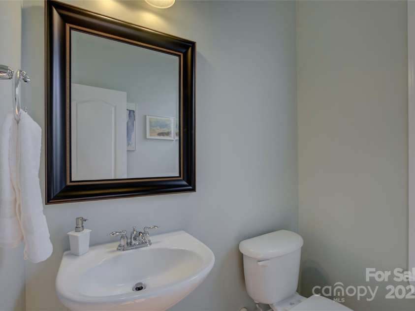 9810 Daufuskie Drive, Charlotte, NC 28278.  MLS# CAR4247189, YatesRealty ID 11486. 1/2 bath on the main