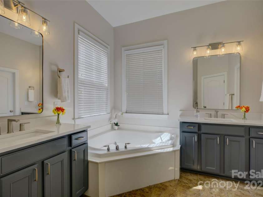 9810 Daufuskie Drive, Charlotte, NC 28278.  MLS# CAR4247189, YatesRealty ID 11486. 