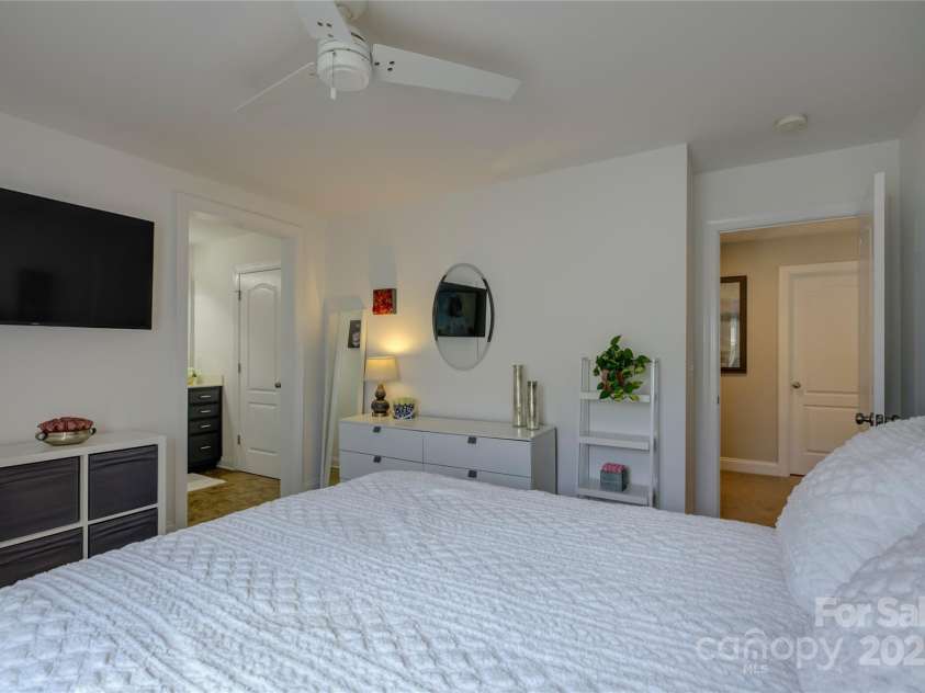 9810 Daufuskie Drive, Charlotte, NC 28278.  MLS# CAR4247189, YatesRealty ID 11486. 