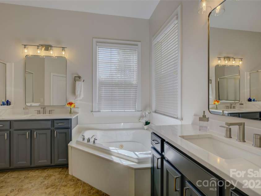 9810 Daufuskie Drive, Charlotte, NC 28278.  MLS# CAR4247189, YatesRealty ID 11486. Primary bath