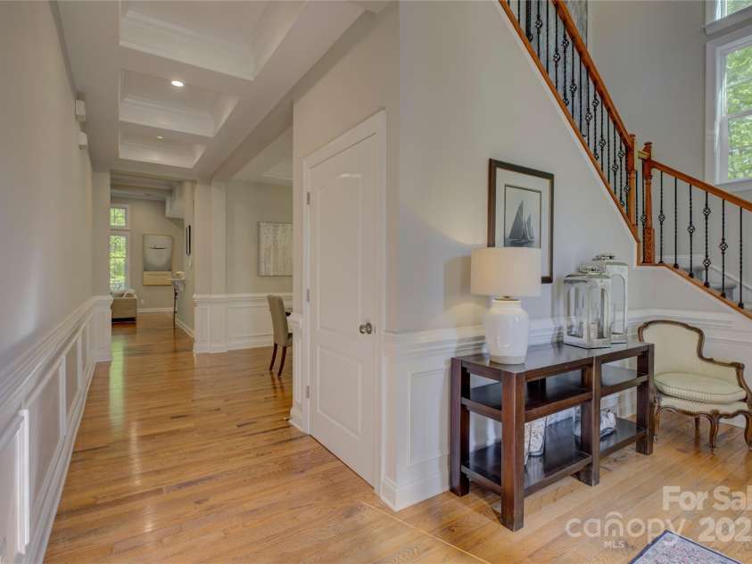 9810 Daufuskie Drive, Charlotte, NC 28278.  MLS# CAR4247189, YatesRealty ID 11486. Stunning hallway