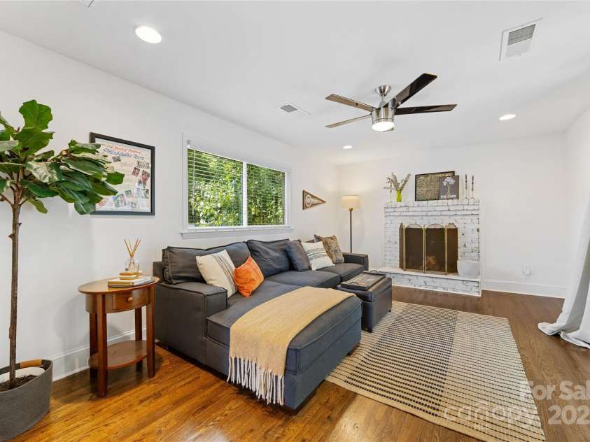 2933 Hilliard Drive, Charlotte, NC 28205.  MLS# CAR4252267, YatesRealty ID 11489. 