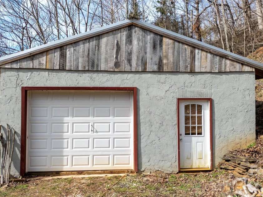 38 Buchanan Hill Road, Bakersville, NC 28705.  MLS# CAR4237916, YatesRealty ID 11490. 