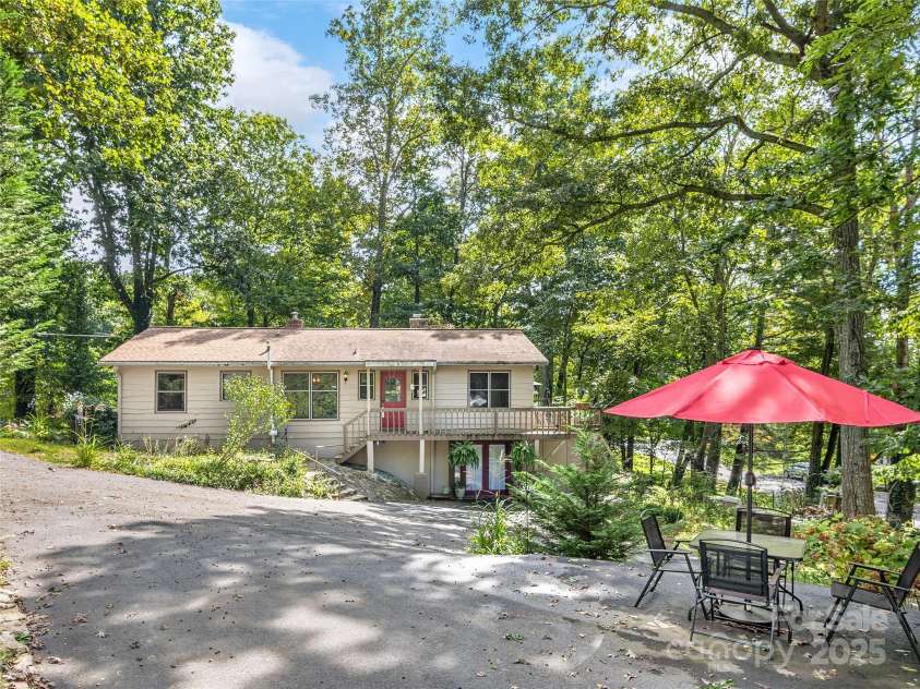 110 Oak Terrace, Arden, NC 28704.  MLS# CAR4207275, YatesRealty ID 11493. 